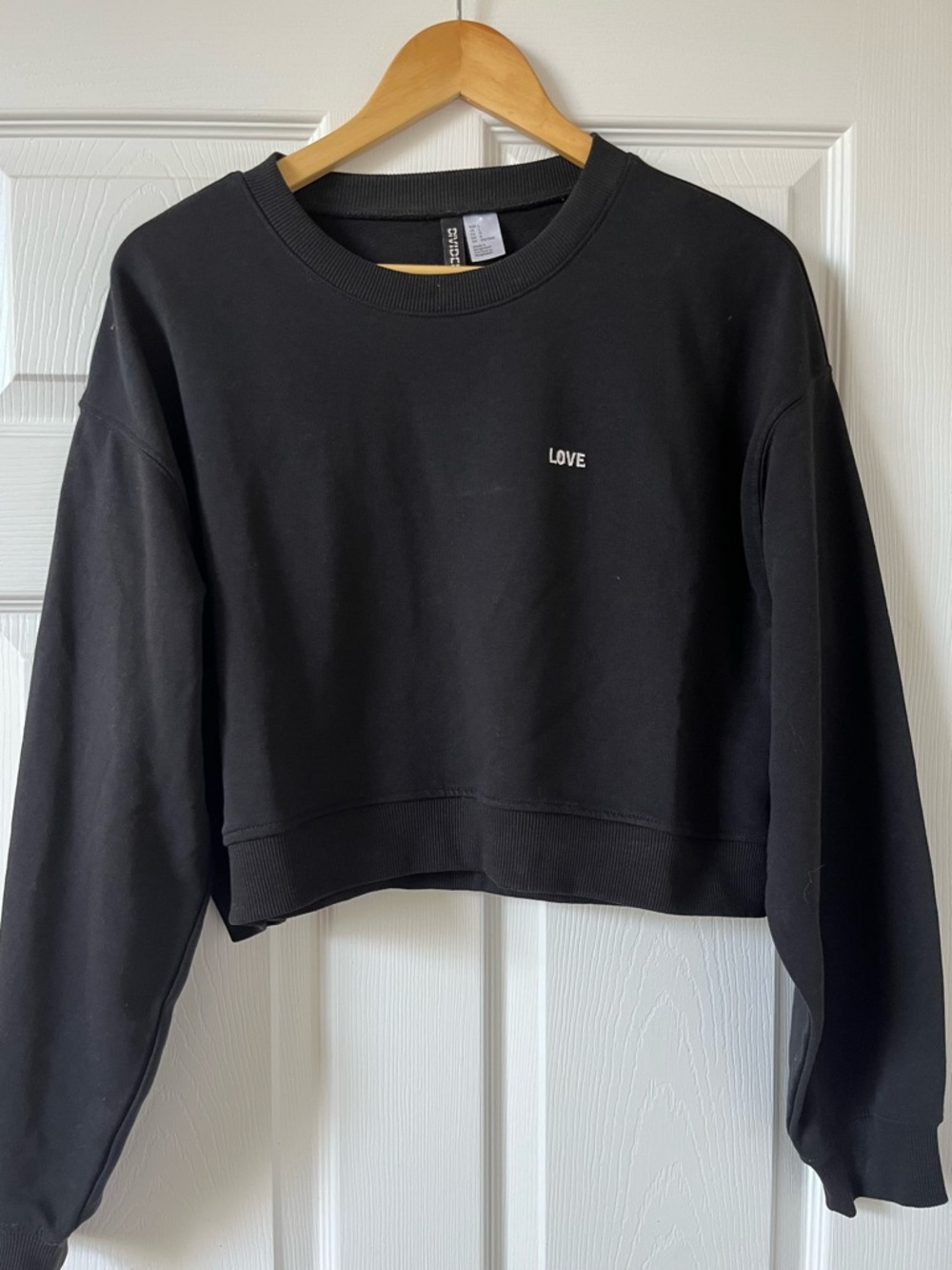 NWOT H&M Black Cropped 'LOVE' Crewneck Sweatshirt. Sz: L